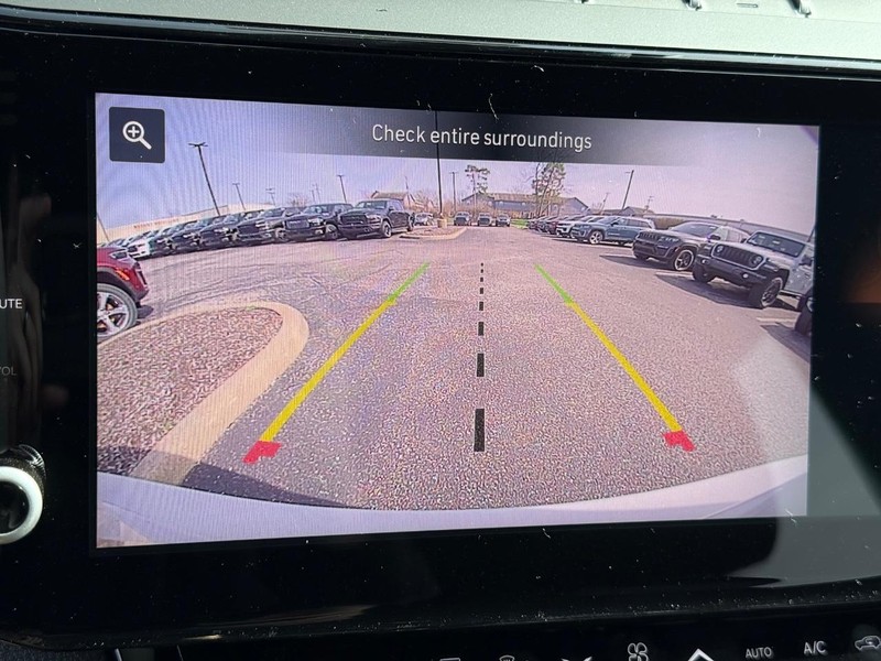 Jeep Grand Cherokee Vehicle Image 12