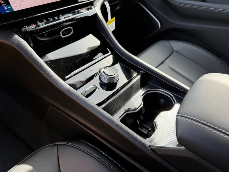 Jeep Grand Cherokee Vehicle Image 13