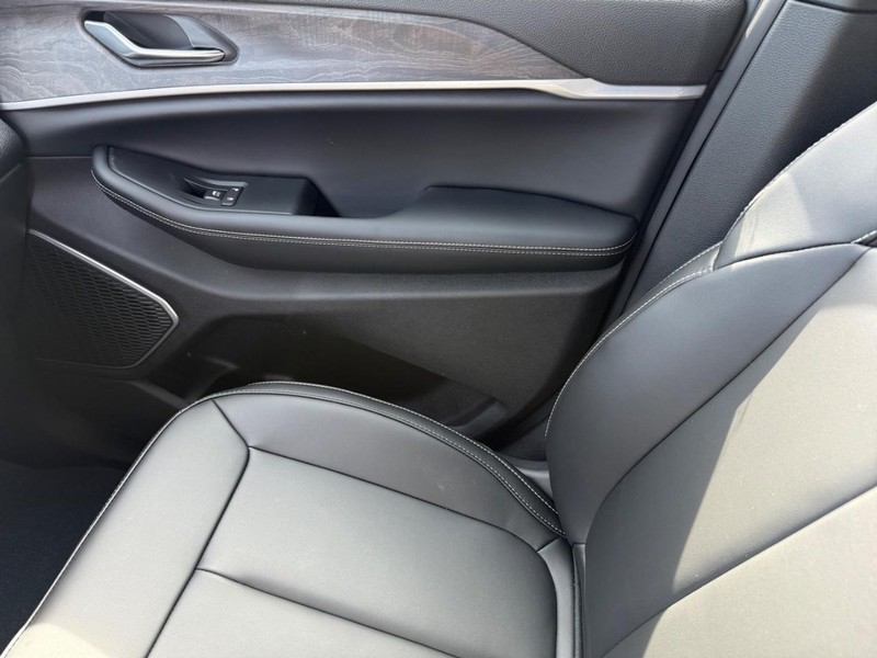 Jeep Grand Cherokee Vehicle Image 14