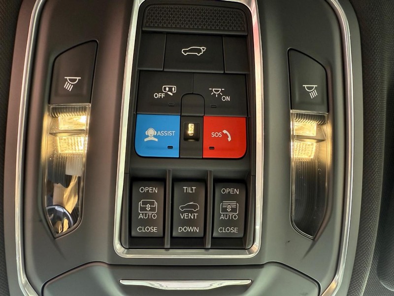 Jeep Grand Cherokee Vehicle Image 15