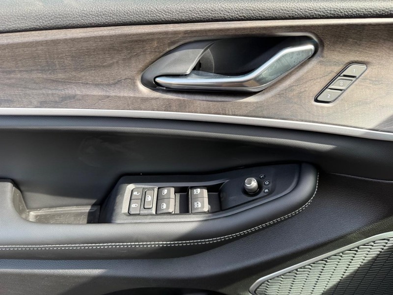 Jeep Grand Cherokee Vehicle Image 18