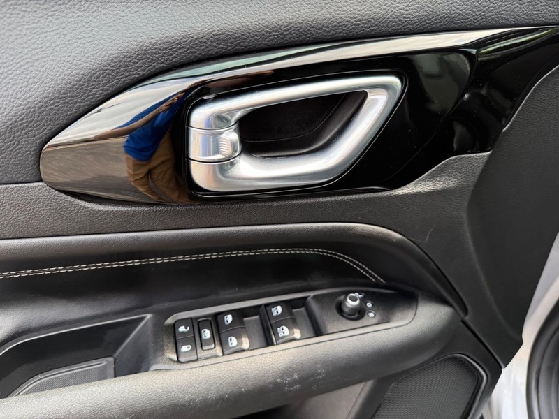 Jeep Compass Vehicle Image 23