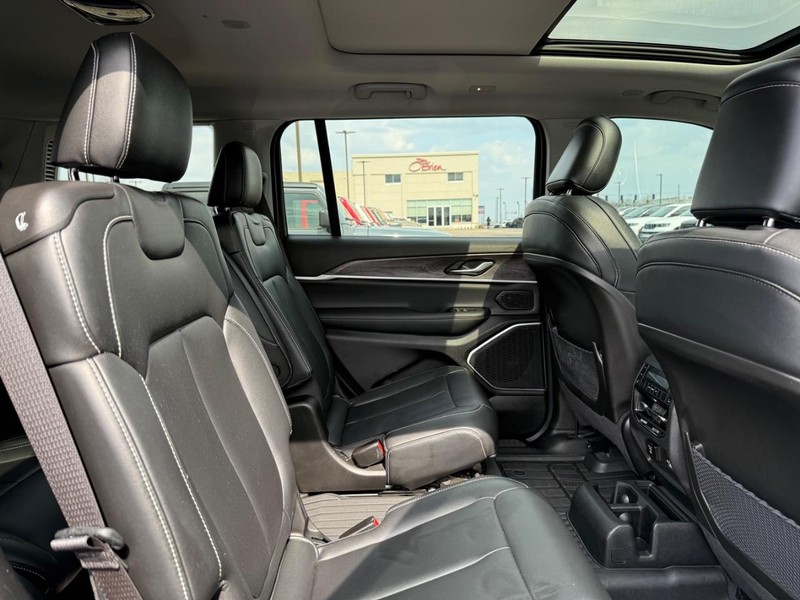 Jeep Grand Cherokee L Vehicle Image 11