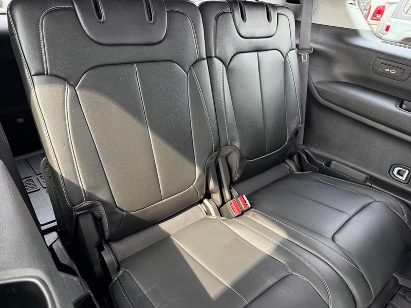 Jeep Grand Cherokee L Vehicle Image 12