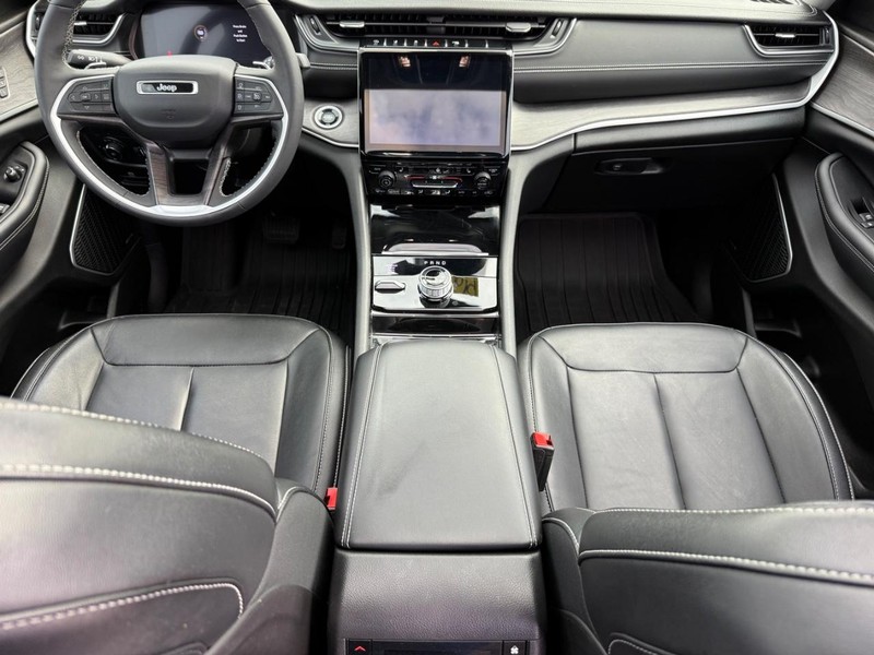 Jeep Grand Cherokee L Vehicle Image 14