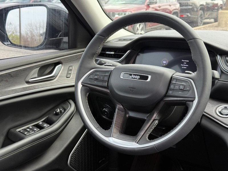 Jeep Grand Cherokee L Vehicle Image 15