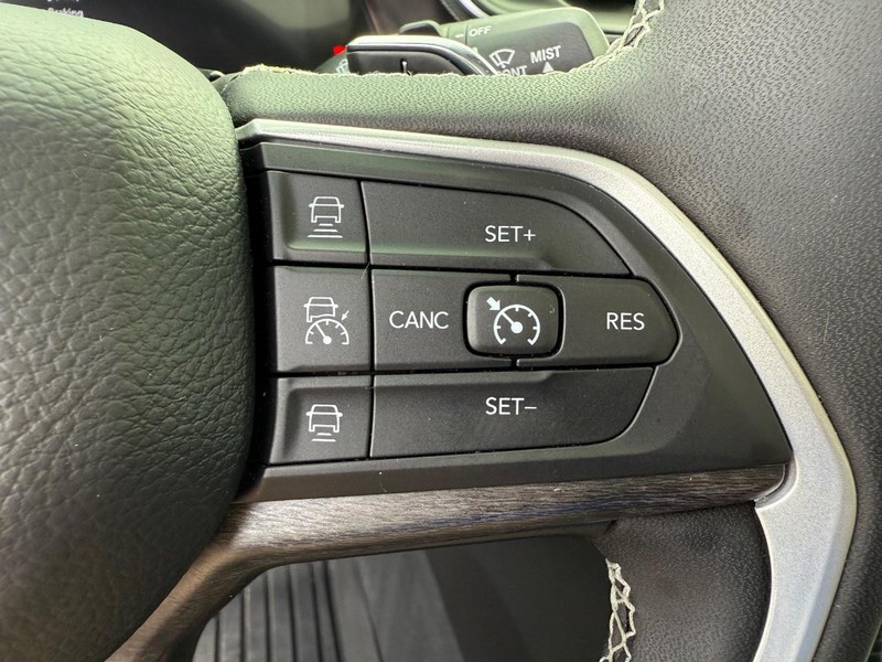 Jeep Grand Cherokee L Vehicle Image 17