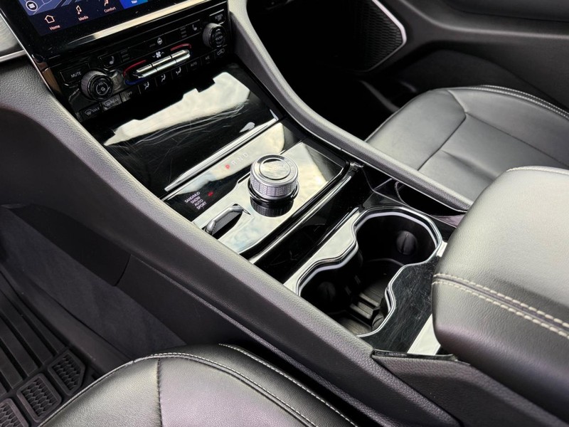 Jeep Grand Cherokee L Vehicle Image 23