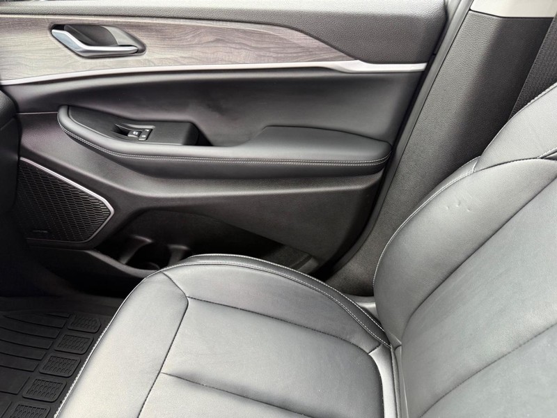 Jeep Grand Cherokee L Vehicle Image 24