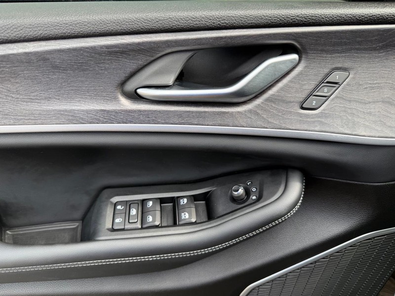 Jeep Grand Cherokee L Vehicle Image 28