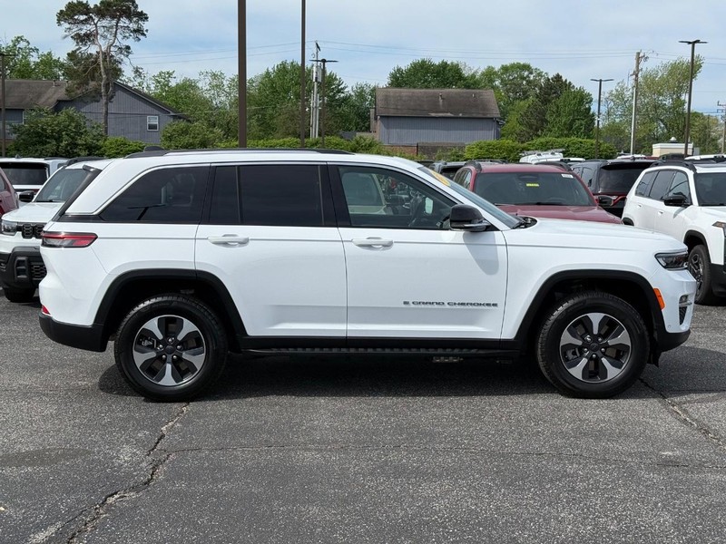 Jeep Grand Cherokee 4xe Vehicle Image 02