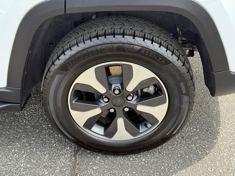 Jeep Grand Cherokee 4xe Vehicle Image 06