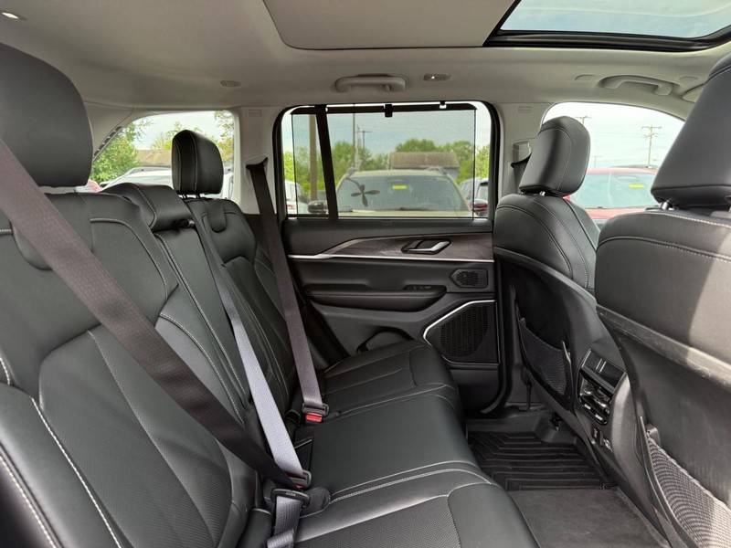 Jeep Grand Cherokee 4xe Vehicle Image 11