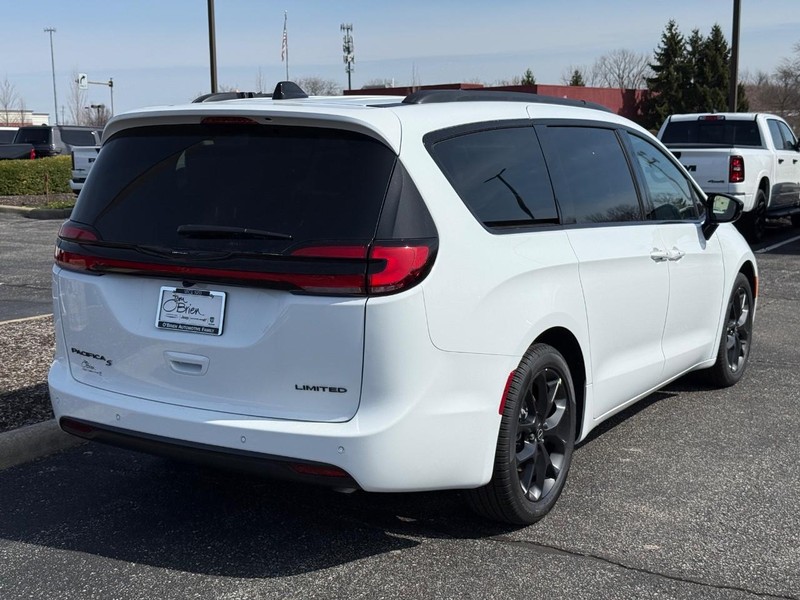 Chrysler Pacifica Vehicle Image 03