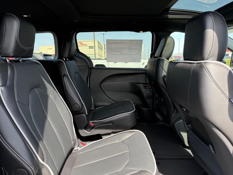 Chrysler Pacifica Vehicle Image 04