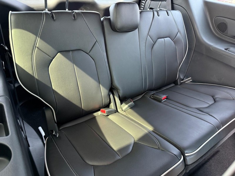 Chrysler Pacifica Vehicle Image 05