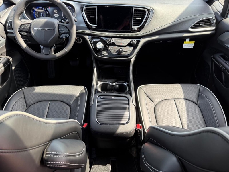 Chrysler Pacifica Vehicle Image 07