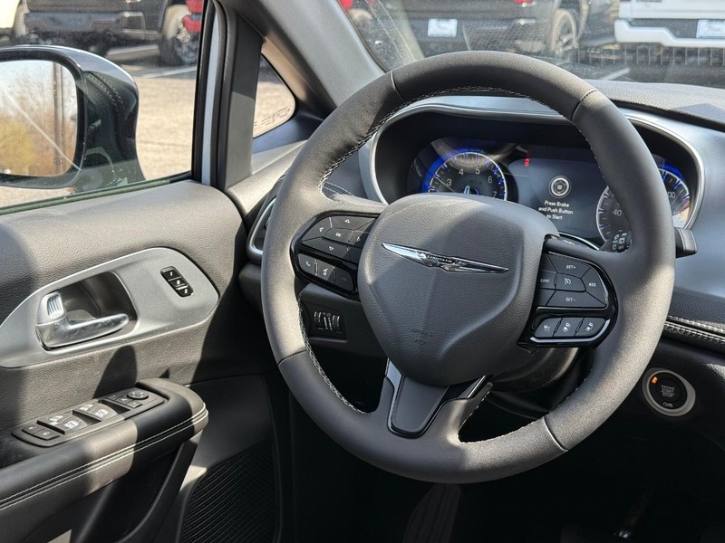 Chrysler Pacifica Vehicle Image 08