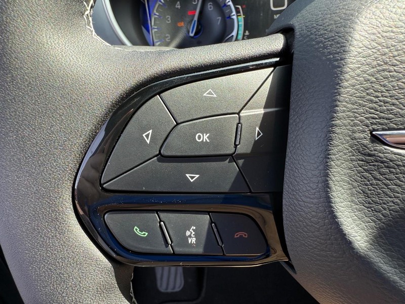 Chrysler Pacifica Vehicle Image 09