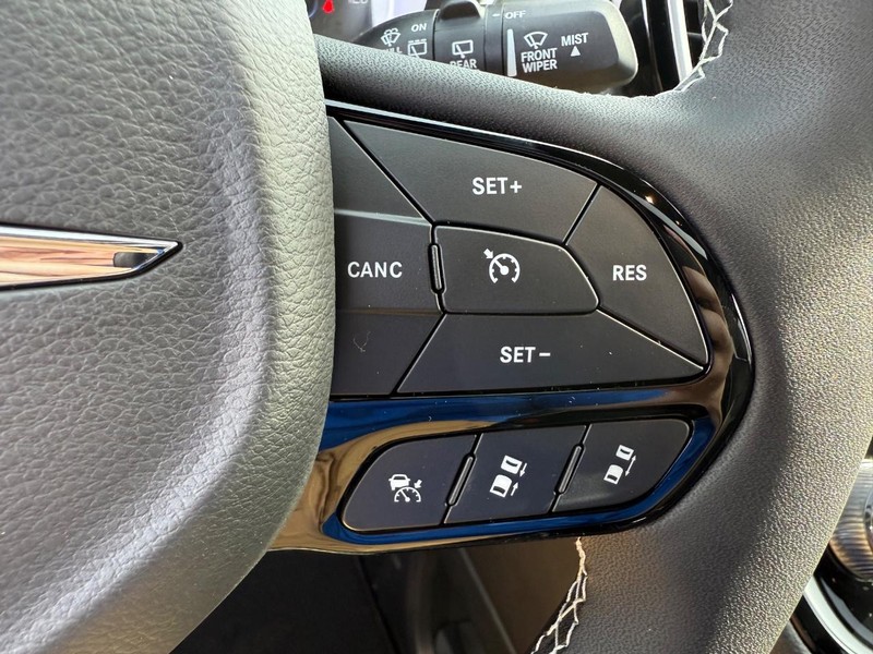 Chrysler Pacifica Vehicle Image 10