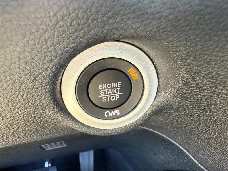 Chrysler Pacifica Vehicle Image 11