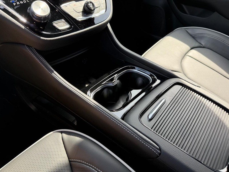 Chrysler Pacifica Vehicle Image 15