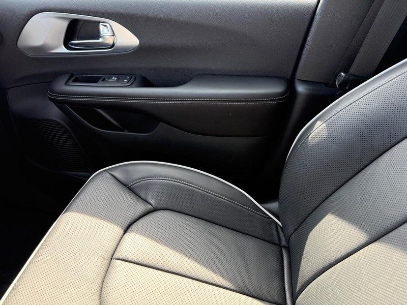 Chrysler Pacifica Vehicle Image 16