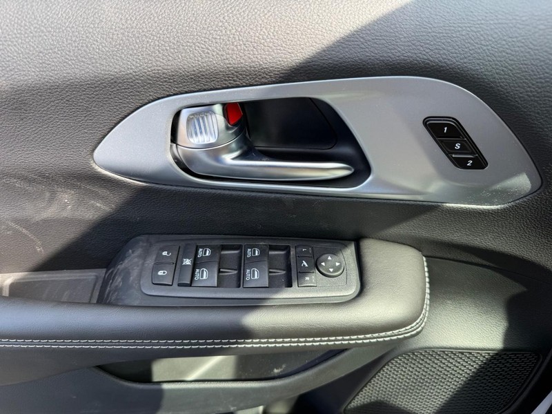 Chrysler Pacifica Vehicle Image 19