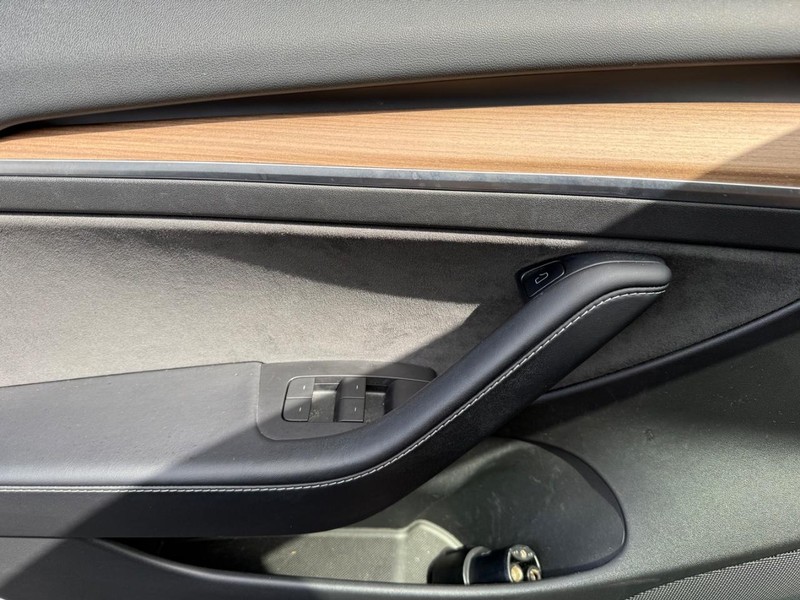 Tesla Model 3 Vehicle Image 21