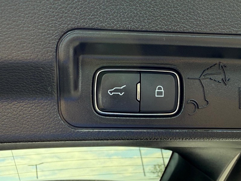 Ford Explorer Vehicle Image 08