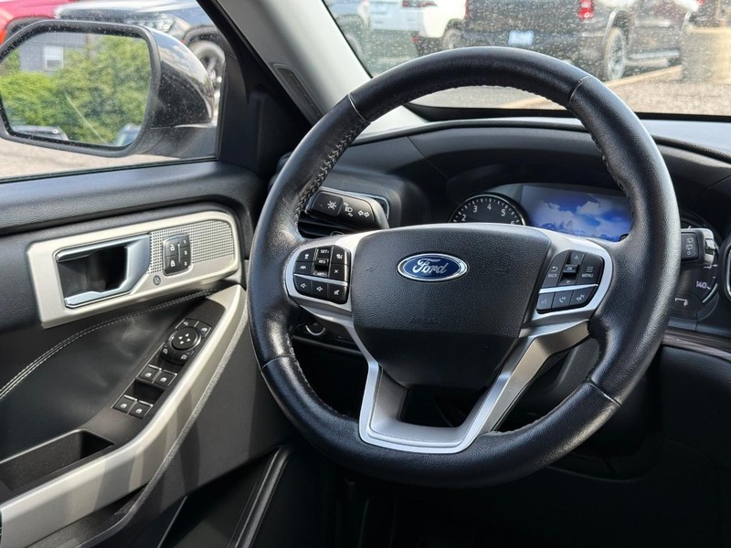 Ford Explorer Vehicle Image 15