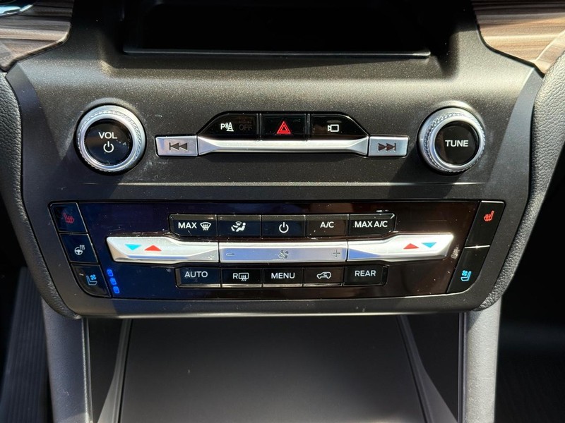 Ford Explorer Vehicle Image 22