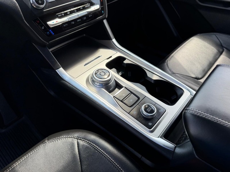 Ford Explorer Vehicle Image 23