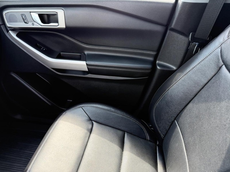 Ford Explorer Vehicle Image 24