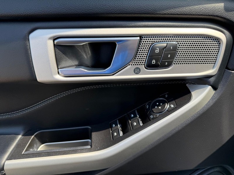 Ford Explorer Vehicle Image 28