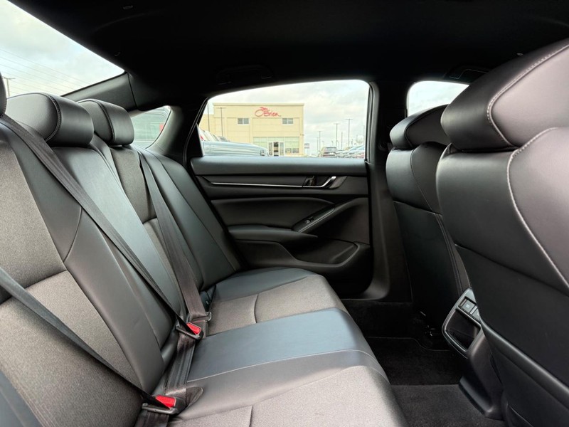 Honda Accord Sedan Vehicle Full-screen Gallery Image 09