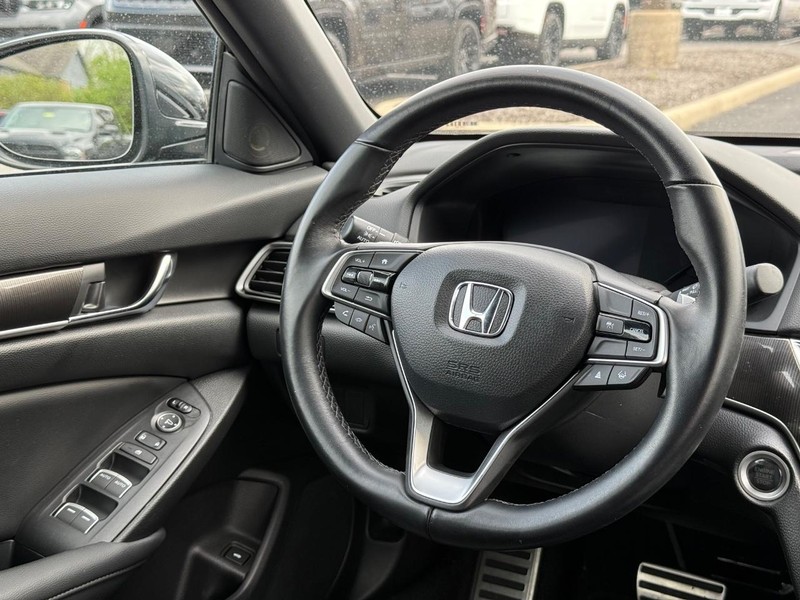 Honda Accord Sedan Vehicle Full-screen Gallery Image 11