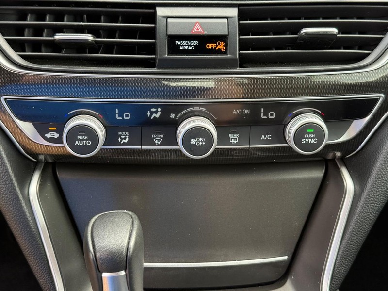 Honda Accord Sedan Vehicle Full-screen Gallery Image 17