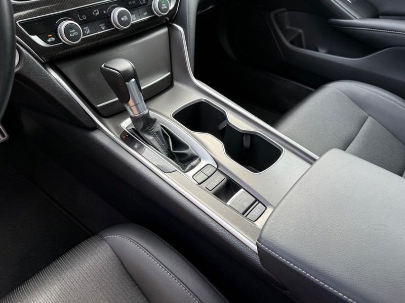 Honda Accord Sedan Vehicle Full-screen Gallery Image 18