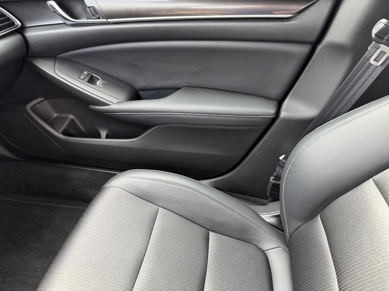 Honda Accord Sedan Vehicle Full-screen Gallery Image 19