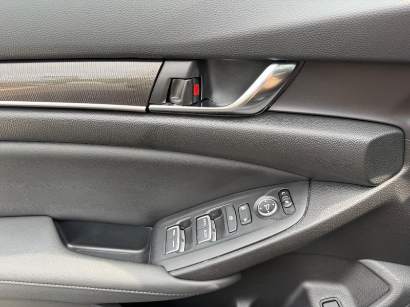 Honda Accord Sedan Vehicle Full-screen Gallery Image 22
