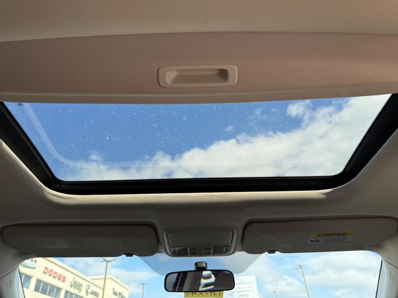 Honda CR-V Vehicle Full-screen Gallery Image 11