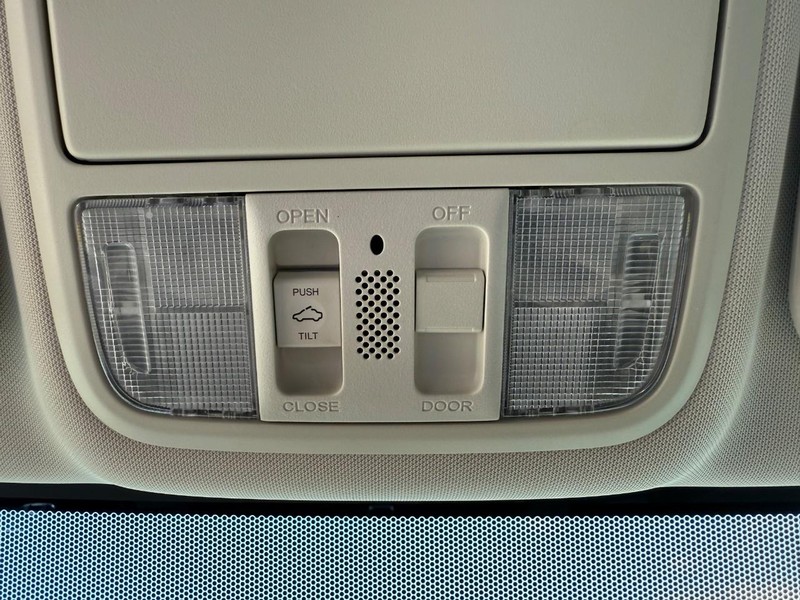 Honda CR-V Vehicle Full-screen Gallery Image 21