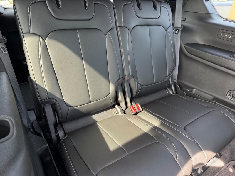 Jeep Grand Cherokee L Vehicle Image 04