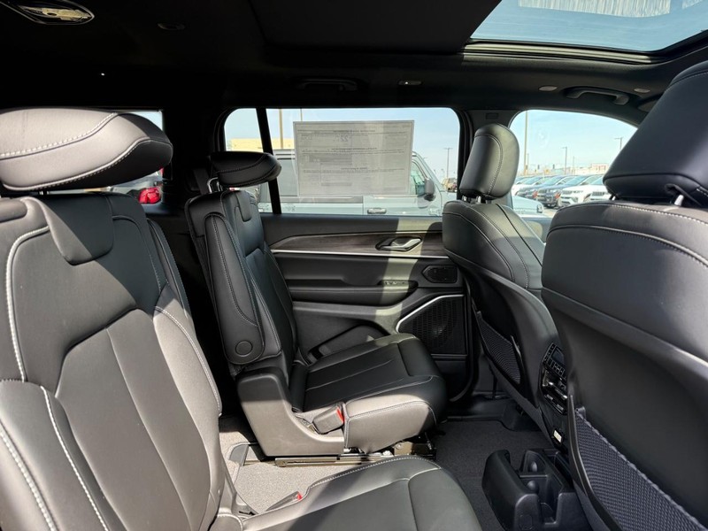 Jeep Grand Cherokee L Vehicle Image 05