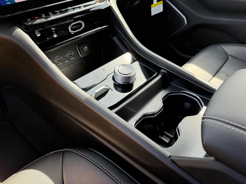 Jeep Grand Cherokee L Vehicle Image 14