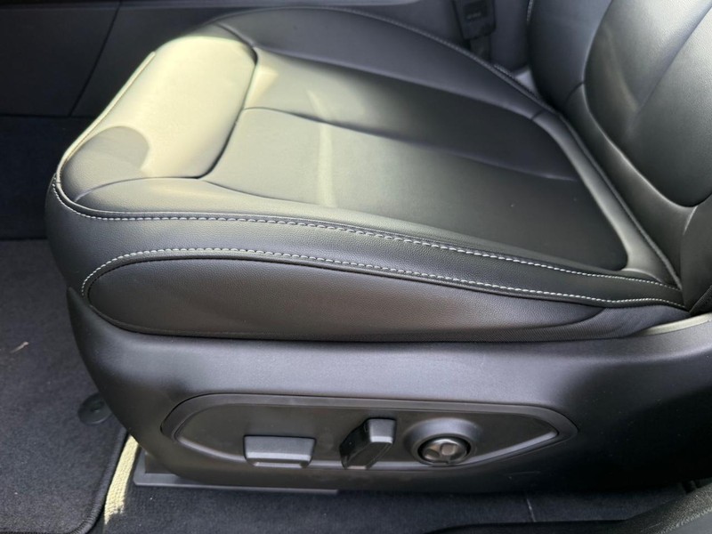 Jeep Grand Cherokee L Vehicle Image 20