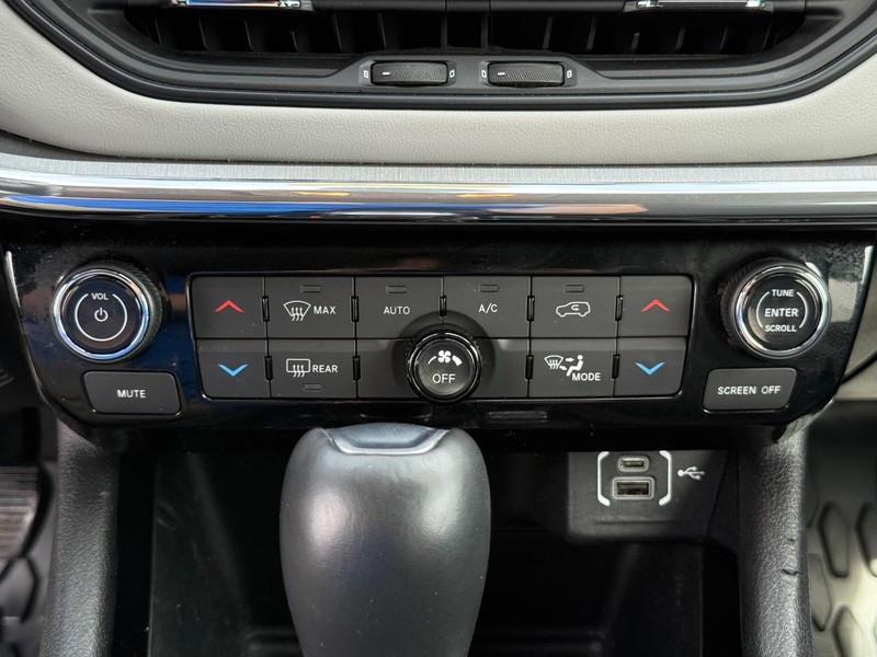 Jeep Compass Vehicle Image 18