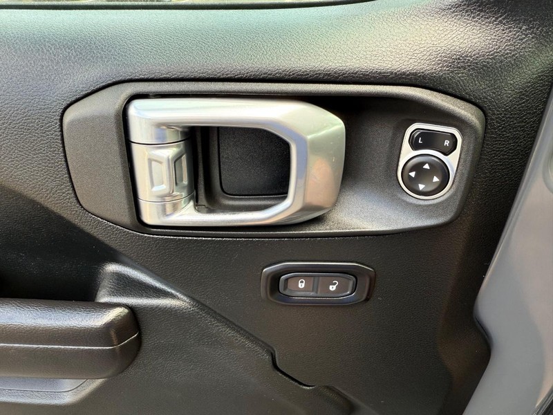 Jeep Wrangler Vehicle Image 24