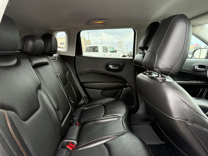 Jeep Compass Vehicle Full-screen Gallery Image 10